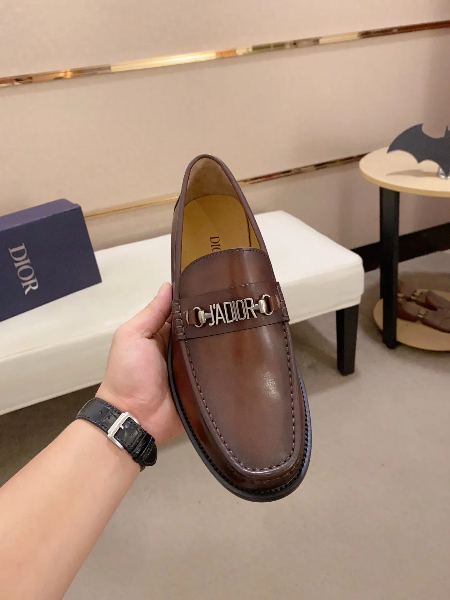 Factory price: 270 men's shoes 💰 High-end version of Dior Dior's new series. Famous actors and Internet celebrities wear super popular designs. They are designed with the sculptures of French artist Niki de Saint Phalle as rings. Material: Imported original material ➕Painted cowhide Foot pads: cowhide Outsole: Rubber outsole Men's shoe size: 38~44 Can be customized to size 45